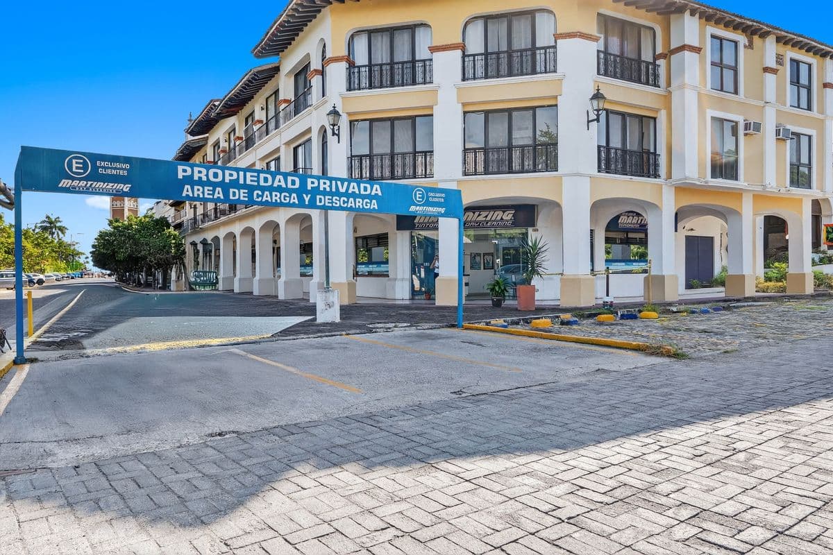 6 Locales Comerciales Marina Puerto Vallarta — Marina Vallarta, Puerto Vallarta, Jalisco