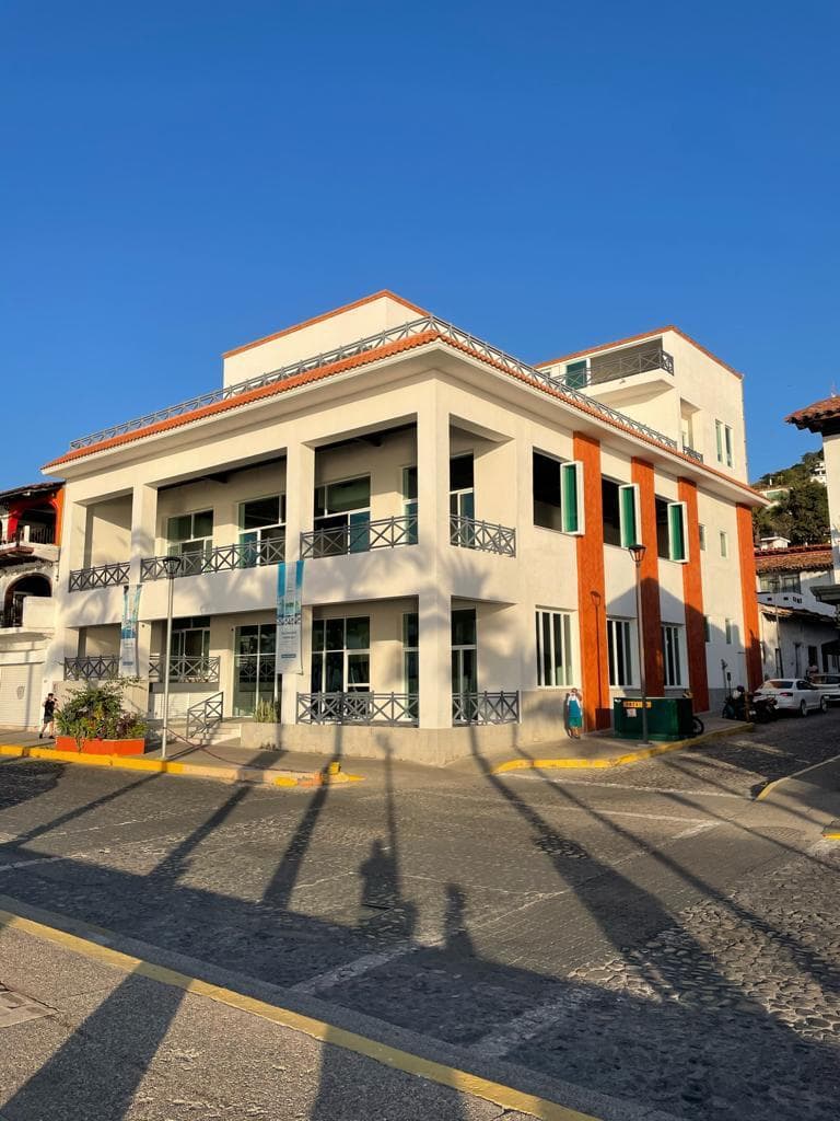 Edifificio exactamente en el malecón de Puerto Vallarta con licencia de uso comercial