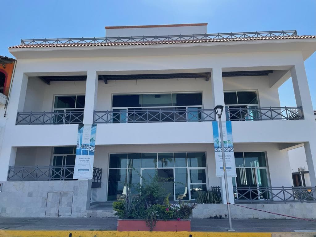 Edifificio exactamente en el malecón de Puerto Vallarta con licencia de uso comercial