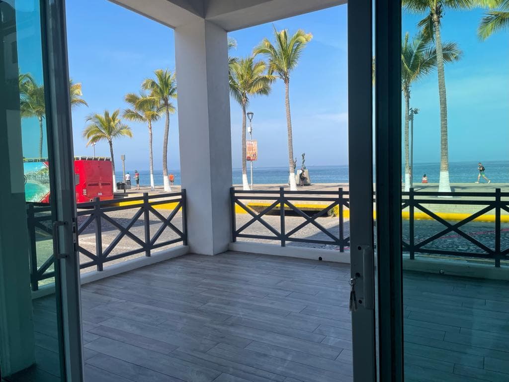 Edifificio exactamente en el malecón de Puerto Vallarta con licencia de uso comercial