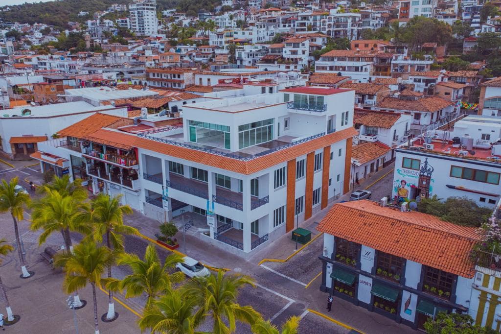 Edifificio exactamente en el malecón de Puerto Vallarta con licencia de uso comercial