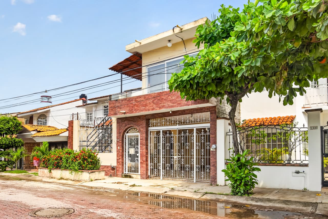 Casa en Aralias, con recámara planta baja y departamento independiente.