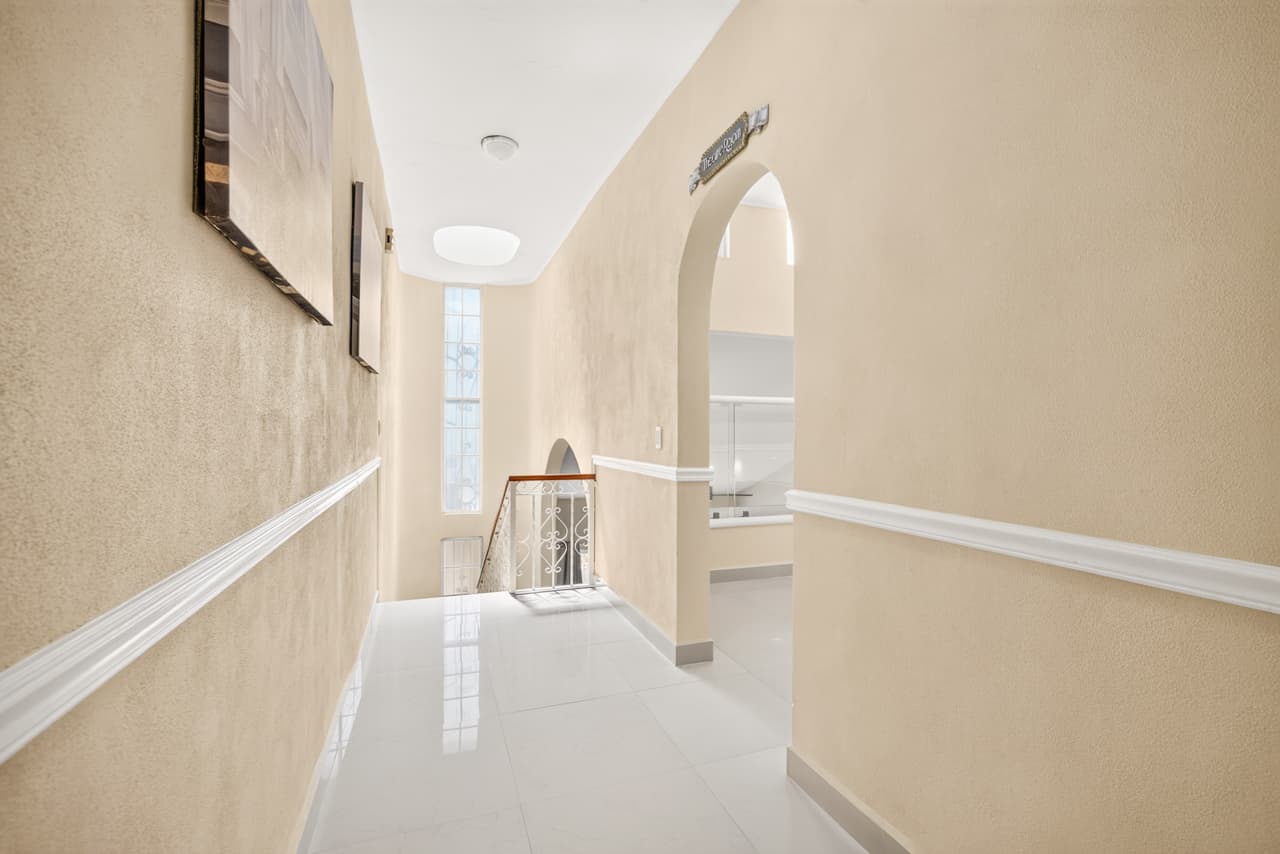 Casa en Aralias, con recámara planta baja y departamento independiente.