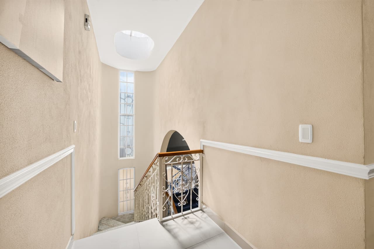 Casa en Aralias, con recámara planta baja y departamento independiente.