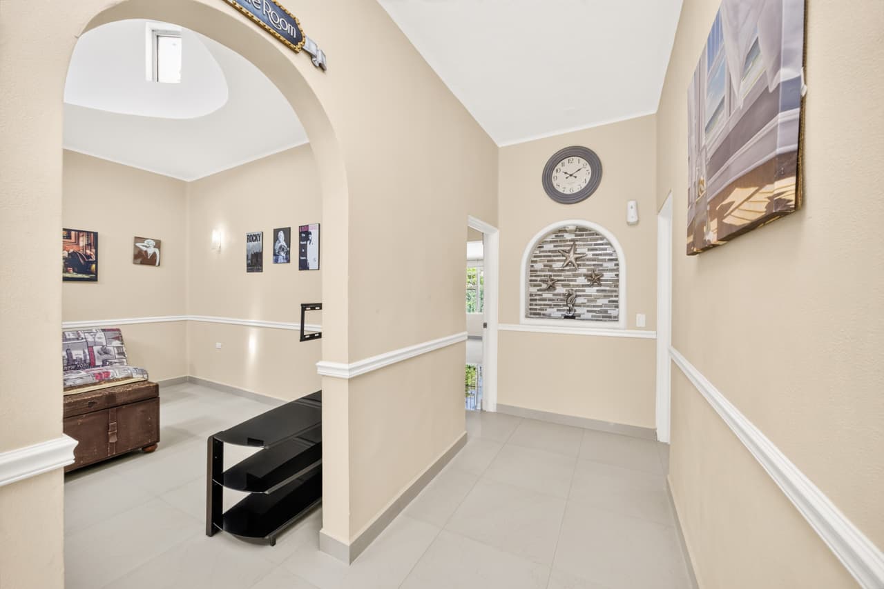 Casa en Aralias, con recámara planta baja y departamento independiente.