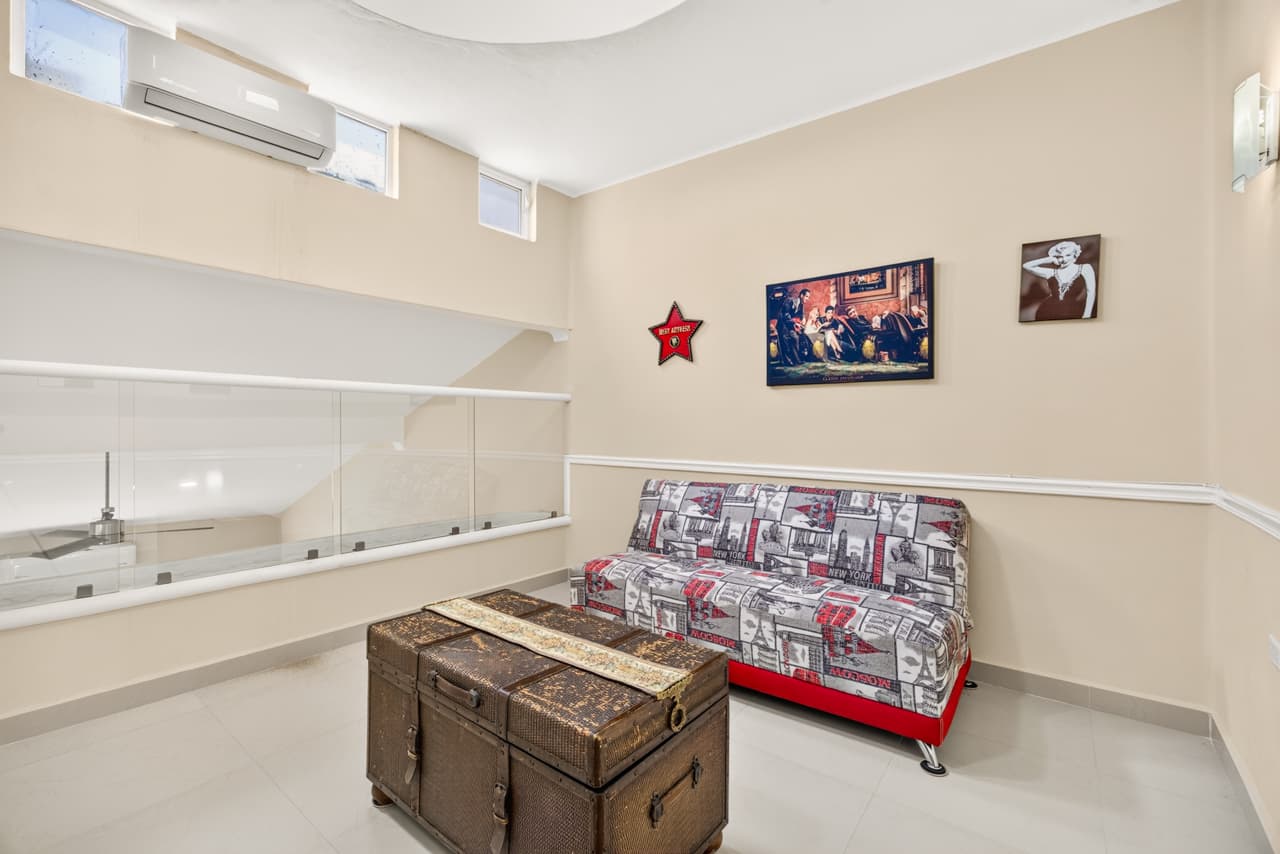 Casa en Aralias, con recámara planta baja y departamento independiente.
