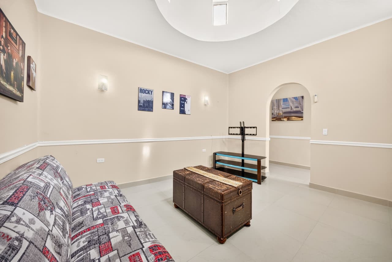 Casa en Aralias, con recámara planta baja y departamento independiente.