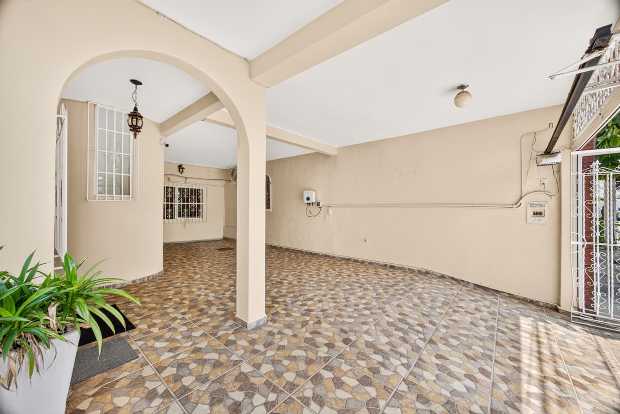 Casa en Aralias, con recámara planta baja y departamento independiente.