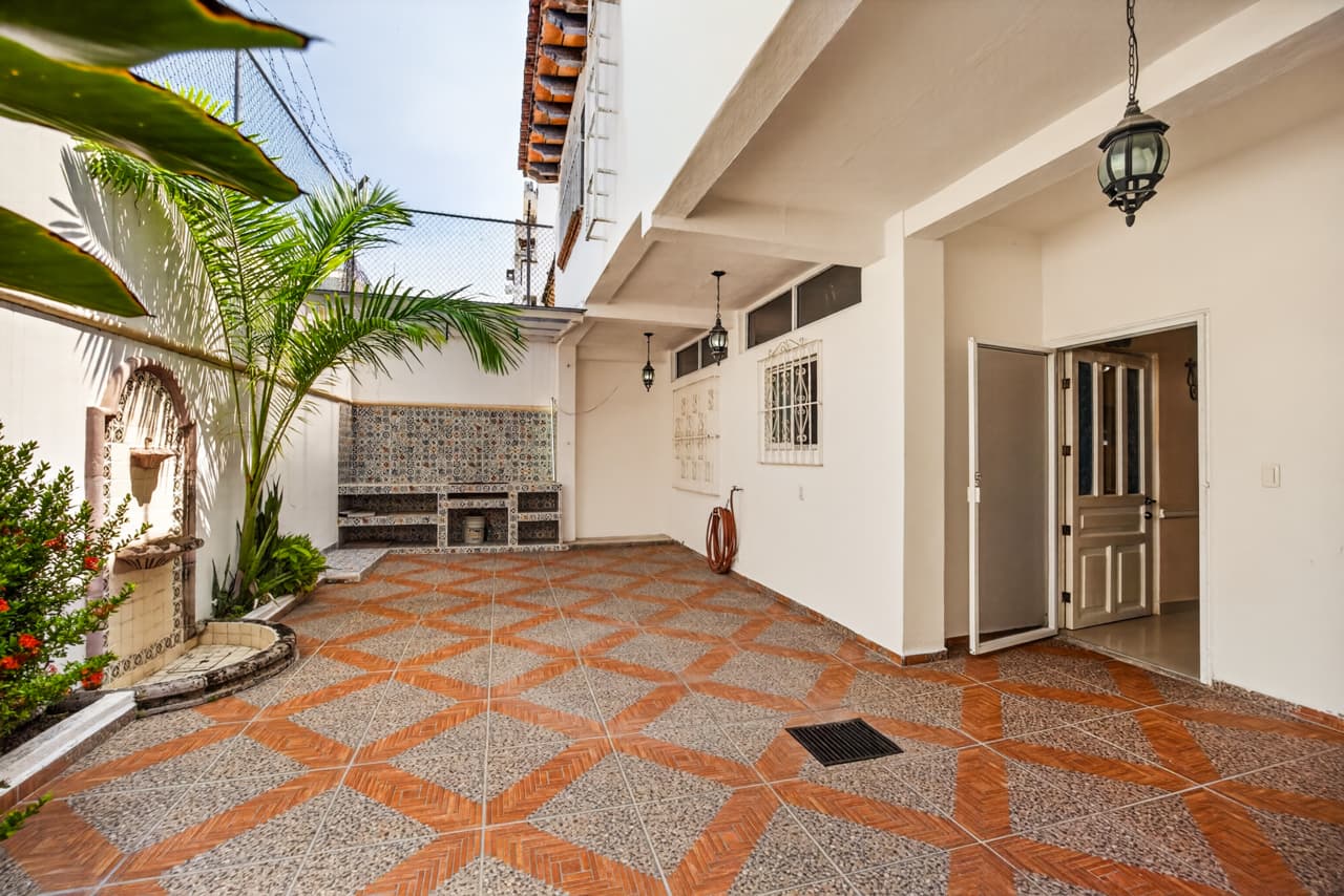 Casa en Aralias, con recámara planta baja y departamento independiente.