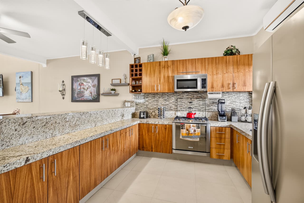 Casa en Aralias, con recámara planta baja y departamento independiente.