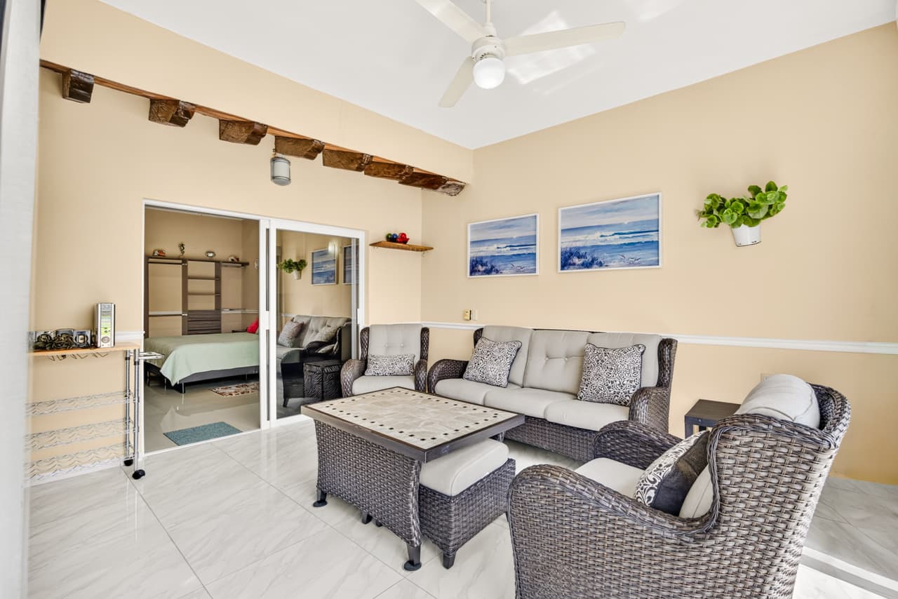 Casa en Aralias, con recámara planta baja y departamento independiente.