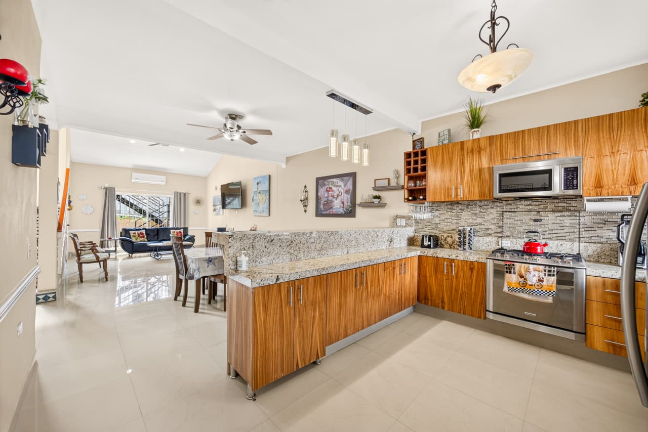 Casa en Aralias, con recámara planta baja y departamento independiente.