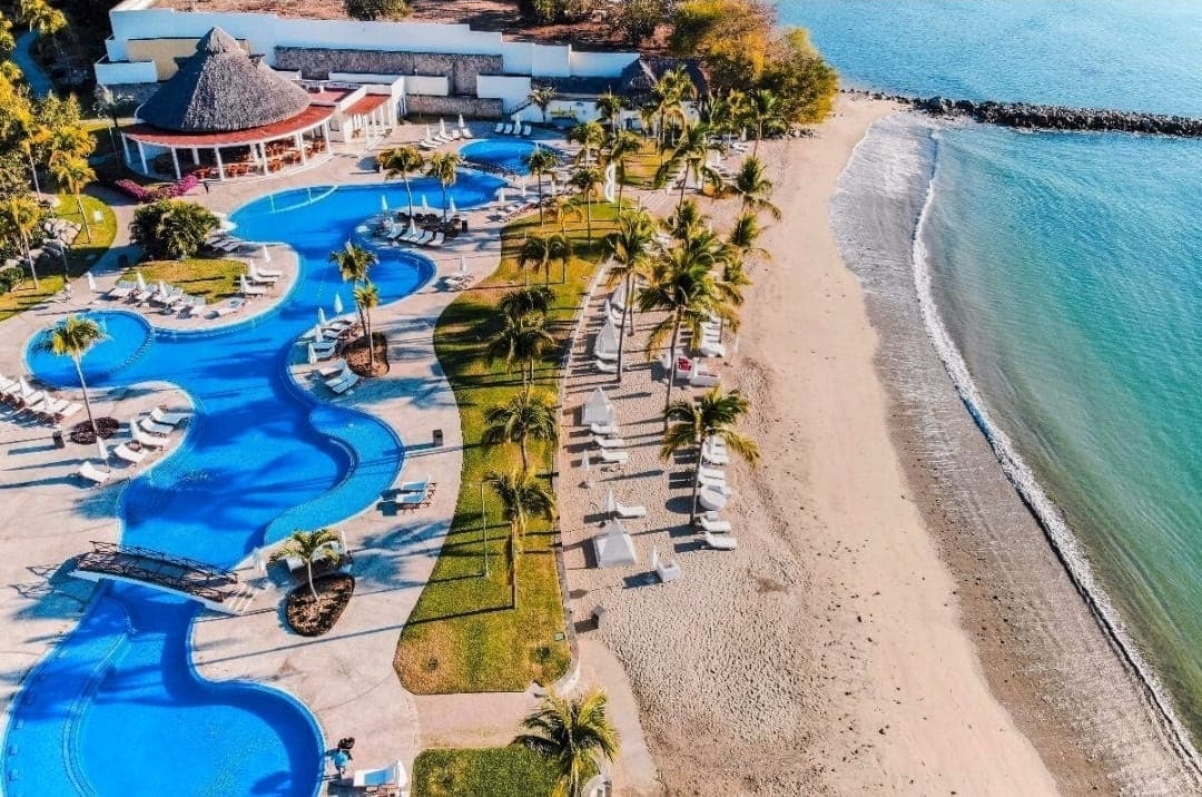 Villa con alberca privada y club de playa