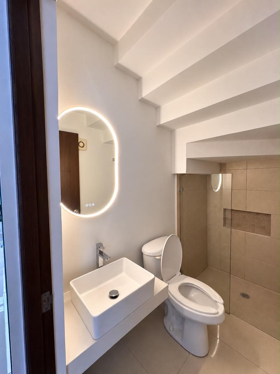 Casa moderna con elevador, alberca y seguridad