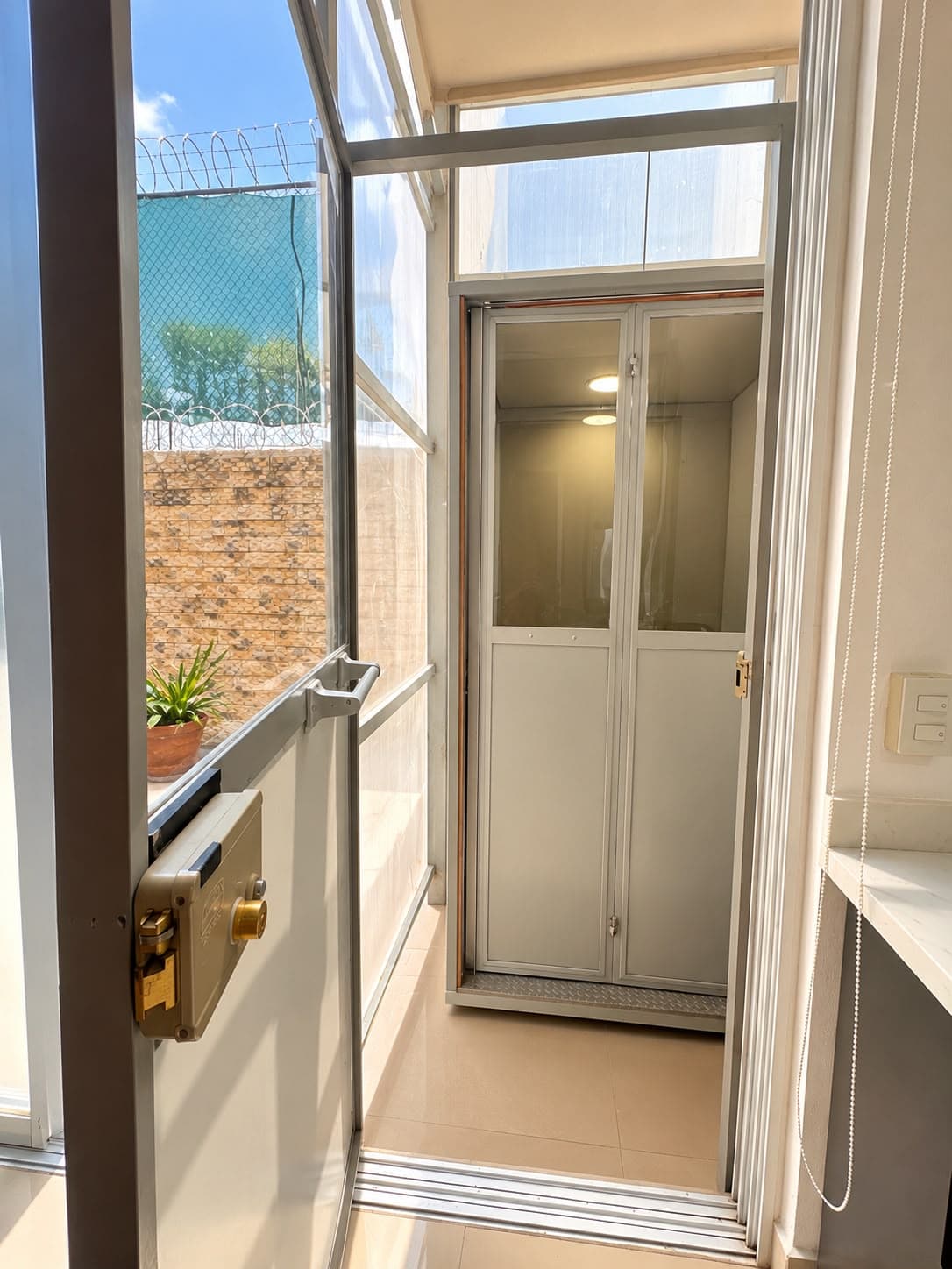 Casa moderna con elevador, alberca y seguridad