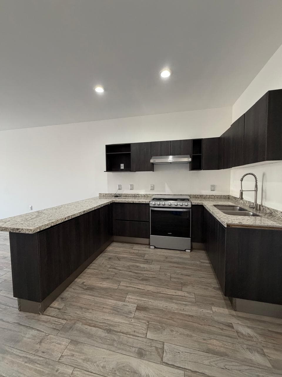 2 BDR condo Residencial Quelele