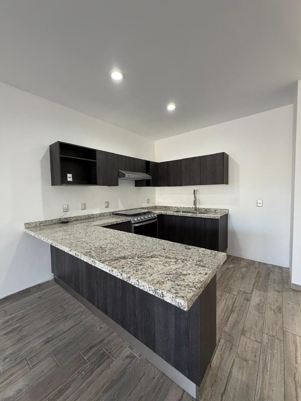 2 BDR condo Residencial Quelele